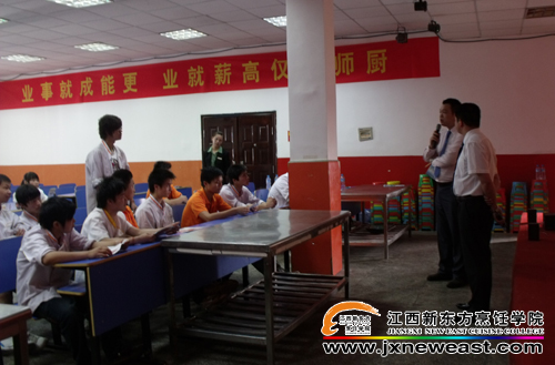 <a href=http://www.8881133.com target=_blank class=infotextkey>江西新東方烹飪學(xué)院</a>學(xué)生現(xiàn)場提問