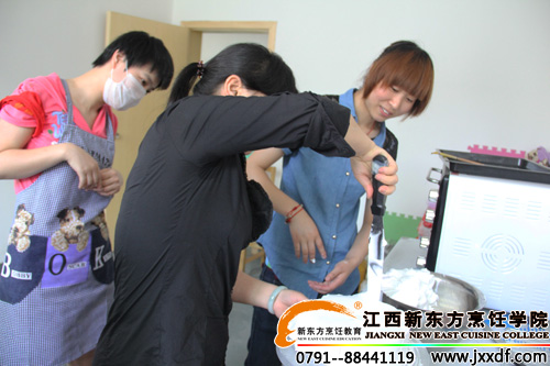 仁愛之家的老師在<a href=http://www.8881133.com target=_blank class=infotextkey>江西新東方烹飪學(xué)院</a>老師的指導(dǎo)下做蛋糕~.jpg