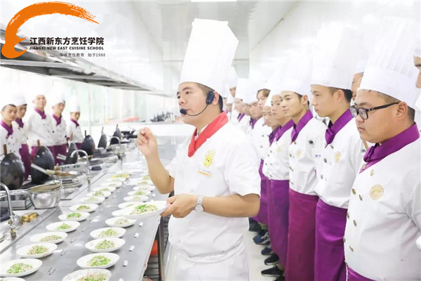 新東方烹飪學(xué)院老師給同學(xué)們授課.jpg