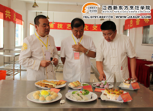 首屆“新東方杯”烹飪技能大賽江西賽區(qū)專業(yè)的評(píng)委老師3~副本.jpg