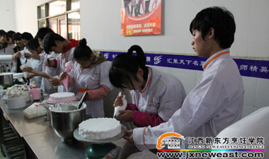 江西新東方做西點蛋糕的學(xué)生