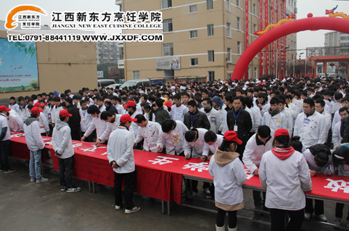 <a href=http://www.8881133.com target=_blank class=infotextkey>江西新東方烹飪學(xué)院</a>同學(xué)們紛紛簽名2~.jpg