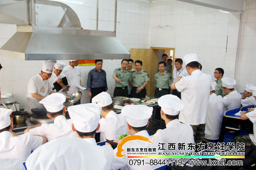部隊(duì)領(lǐng)導(dǎo)視察<a href=http://www.8881133.com target=_blank class=infotextkey>江西新東方烹飪學(xué)院</a>