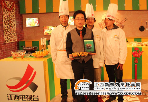<a href=http://www.8881133.com target=_blank class=infotextkey>江西新東方烹飪學(xué)院</a>學(xué)子和主持人合影留念