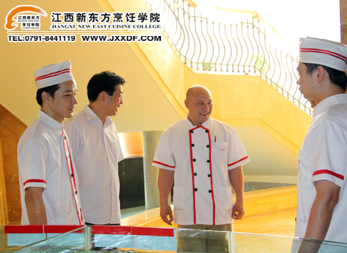 就業(yè)指導(dǎo)中心姚主任和在陽光春天酒店工作的<a href=http://www.8881133.com target=_blank class=infotextkey>江西新東方烹飪學(xué)院</a>畢業(yè)學(xué)子親切交談~副本.jpg