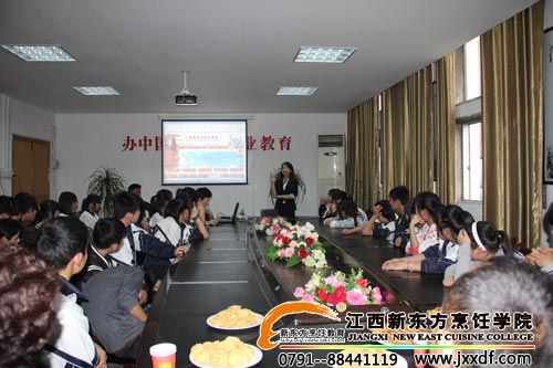 <a href=http://www.8881133.com target=_blank class=infotextkey>江西新東方烹飪學(xué)院</a>老師為學(xué)生現(xiàn)場答疑.jpg