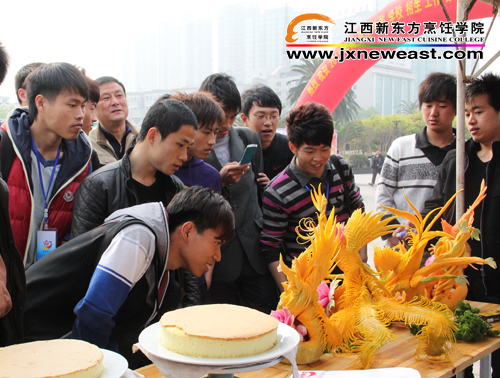 雕刻作品吸引學(xué)生觀看