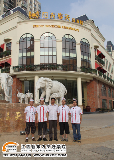 就業(yè)指導(dǎo)中心姚主任和在陽光春天酒店工作的<a href=http://www.8881133.com target=_blank class=infotextkey>江西新東方烹飪學(xué)院</a>畢業(yè)學(xué)子合影~副本.jpg