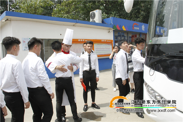 <a href=http://www.8881133.com _fcksavedurl=http://www.8881133.com target=_blank class=infotextkey><a href=http://www.8881133.com target=_blank class=infotextkey>江西新東方烹飪學(xué)院</a></a>畢業(yè)學(xué)子歡送會