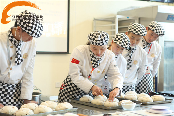 <a href=http://www.8881133.com target=_blank class=infotextkey>江西新東方烹飪學(xué)院</a>學(xué)廚師.jpg