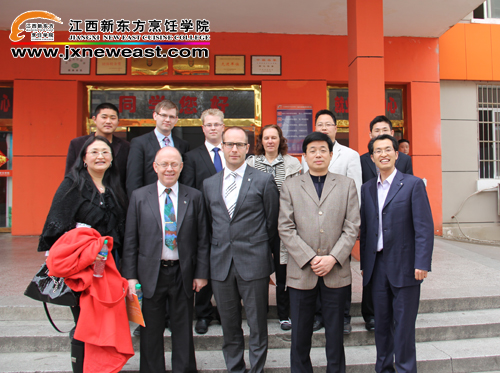 瑞典友人同江西新東方的老師合影留戀