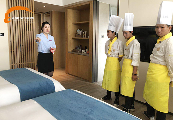 <a href=http://www.8881133.com target=_blank class=infotextkey>江西新東方烹飪學(xué)院</a>學(xué)子參觀五星級酒店.jpg