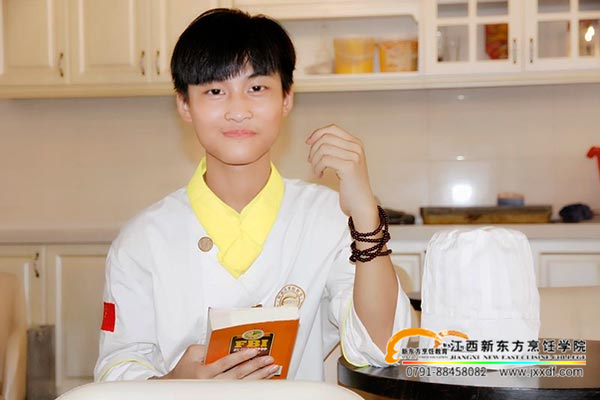 <a href=http://www.8881133.com target=_blank class=infotextkey>江西新東方烹飪學(xué)院</a>大廚班學(xué)生