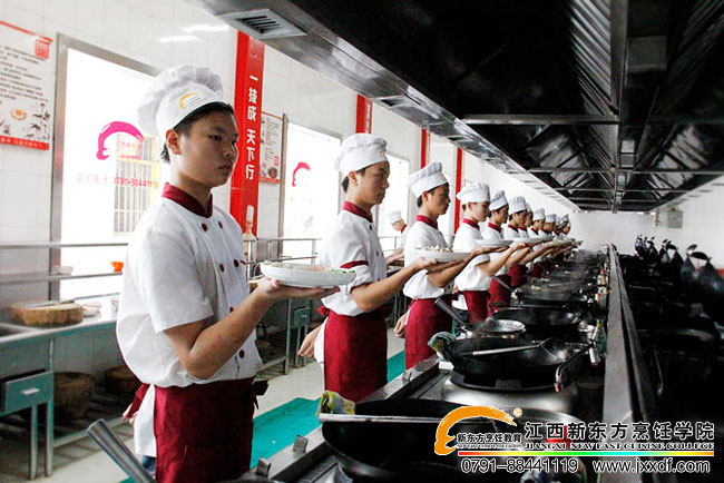 <a href=http://www.8881133.com target=_blank class=infotextkey>江西新東方烹飪學(xué)校</a>熱菜實踐.jpg