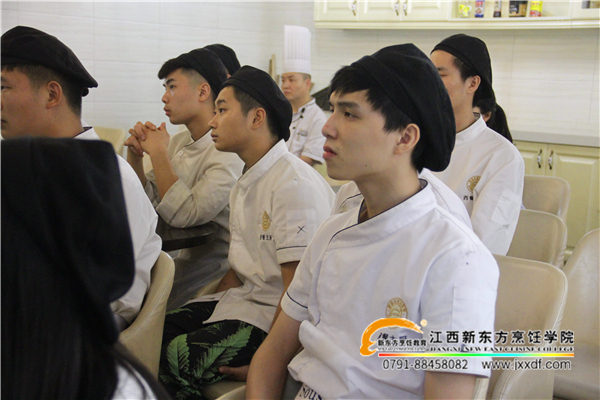 西餐班學(xué)子前往外資西餐廳就業(yè)