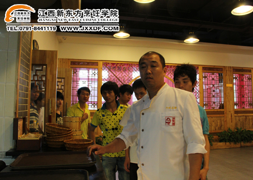 <a href=http://www.8881133.com target=_blank class=infotextkey>江西新東方烹飪學(xué)院</a>的同學(xué)們?cè)陬U景園生態(tài)酒店廚師長(zhǎng)的帶領(lǐng)下參觀~副本.jpg