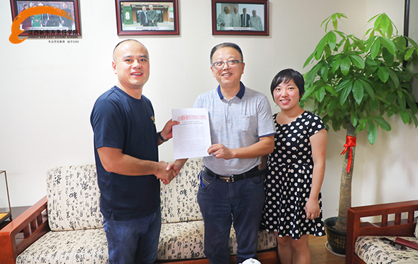 <a href=http://www.8881133.com target=_blank class=infotextkey>江西新東方烹飪學(xué)院</a>被授予南昌市退役士兵培訓(xùn)示范基地.jpg