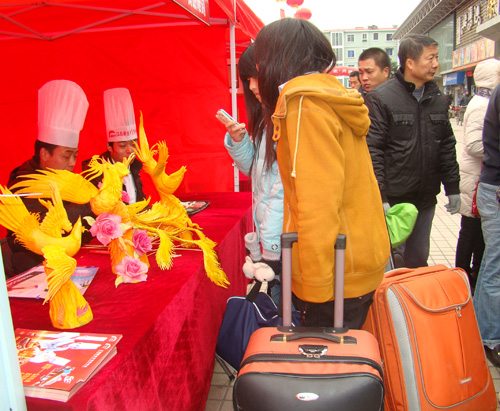 雕刻技藝吸引務工人員