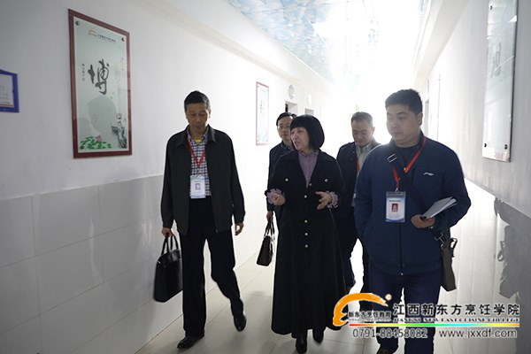 領(lǐng)導(dǎo)參觀學(xué)生寢室