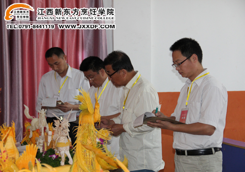 首屆“新東方杯”烹飪技能大賽江西賽區(qū)專業(yè)的評(píng)委老師4~副本.jpg