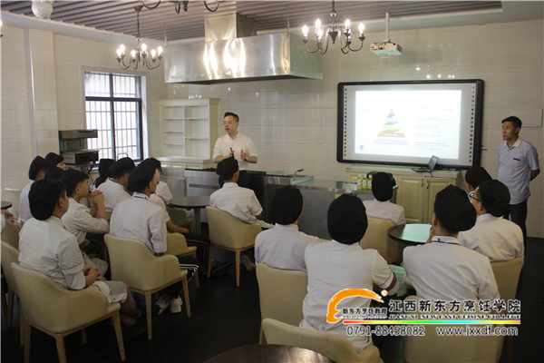 西餐班學(xué)子前往外資西餐廳就業(yè)