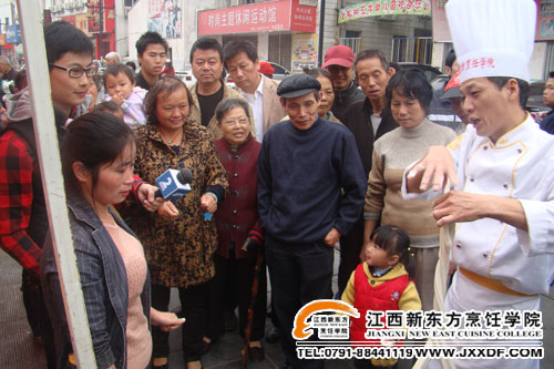 江西新東方面點大師教社區(qū)居民拉面技術