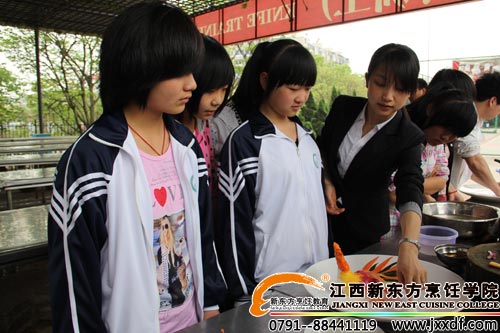 學(xué)生們在<a href=http://www.8881133.com target=_blank class=infotextkey>江西新東方烹飪學(xué)院</a>老師的指導(dǎo)下參觀學(xué)生作品.jpg
