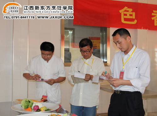 首屆“新東方杯”烹飪技能大賽江西賽區(qū)專業(yè)的評(píng)委老師~副本.jpg