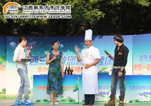 <a href=http://www.8881133.com target=_blank class=infotextkey>江西新東方烹飪學院</a>涂序鳳大師向青山湖社區(qū)的觀眾問好~副本.jpg
