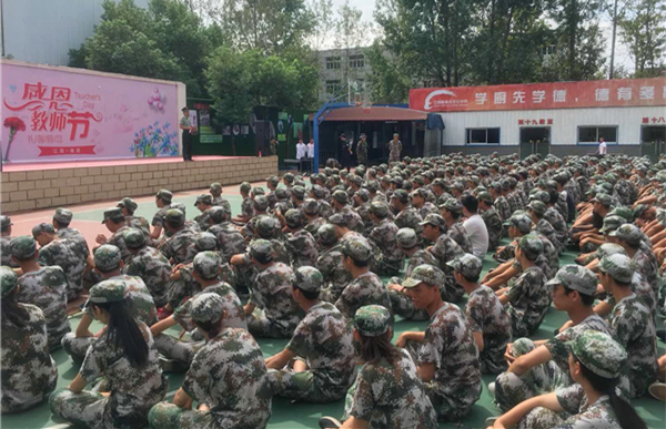 教官教導(dǎo)學(xué)子們銘記歷史 強(qiáng)我中華