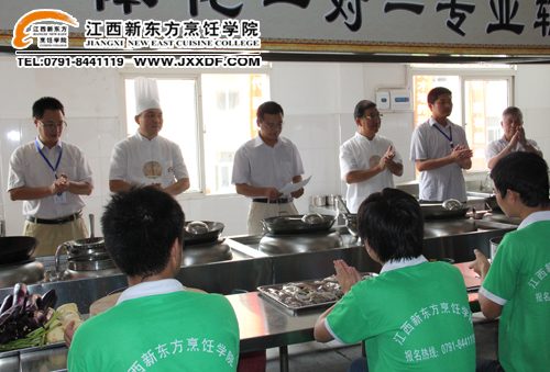 <a href=http://www.8881133.com target=_blank class=infotextkey>江西新東方烹飪學(xué)院</a>領(lǐng)導(dǎo)出席大廚啟動(dòng)儀式~副本.jpg