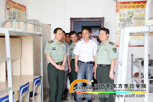 部隊(duì)領(lǐng)導(dǎo)視察學(xué)院寢室