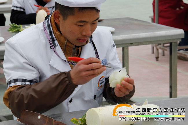 <a href=http://www.8881133.com target=_blank class=infotextkey>江西新東方烹飪學(xué)校</a>雕花大賽