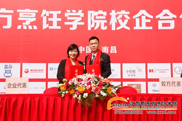 我院創(chuàng)就業(yè)中心負責(zé)人陳輝與企業(yè)代表簽約