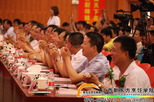 領(lǐng)導(dǎo)們鼓掌