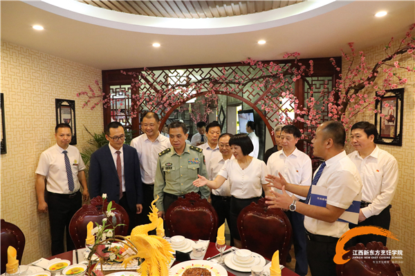 退伍軍人事務(wù)部蒞臨<a href=http://www.8881133.com target=_blank class=infotextkey>江西新東方烹飪學(xué)院</a>調(diào)研.jpg