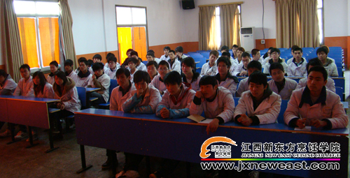 參加招聘會的學(xué)生