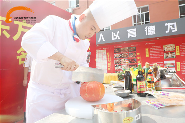 餐飲行業(yè)大師走進(jìn)<a href=http://www.8881133.com target=_blank class=infotextkey>江西新東方烹飪學(xué)院</a>.jpg