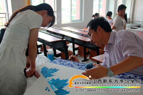 忙碌的<a href=http://www.8881133.com target=_blank class=infotextkey>江西新東方烹飪學院</a>老師