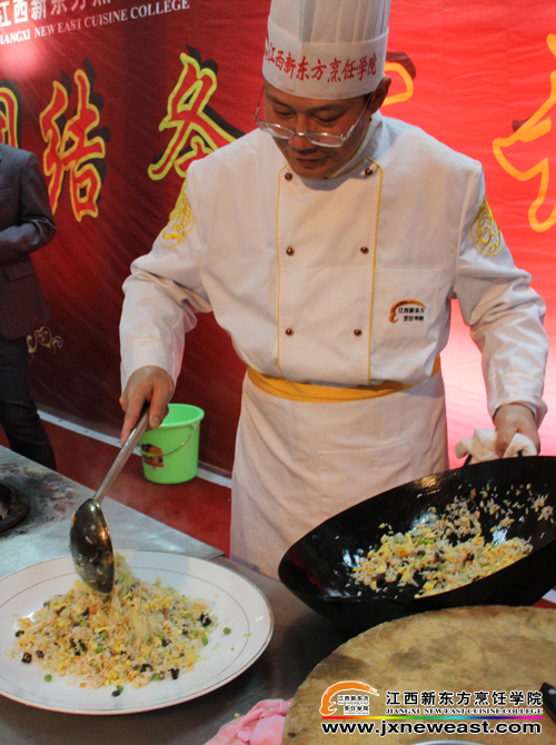 姚大師裝盤(pán)揚(yáng)州炒飯