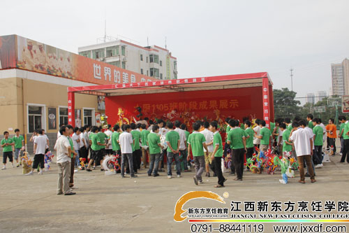 學(xué)生觀看布展