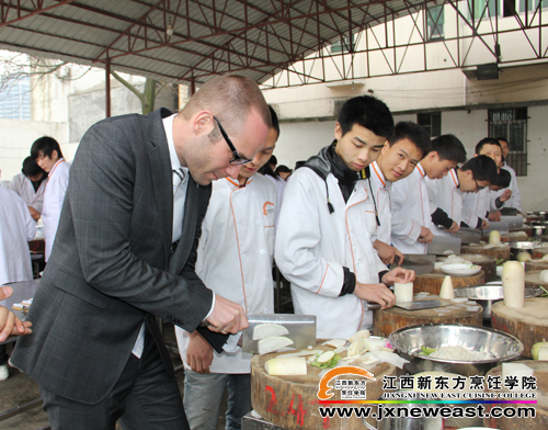 瑞典友人體驗(yàn)刀工練習(xí)