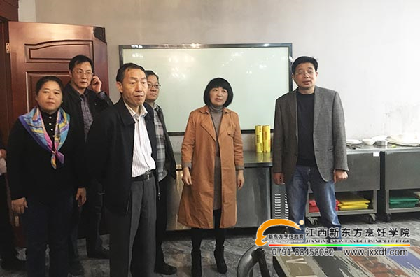人社部領(lǐng)導(dǎo)蒞臨<a href=http://www.8881133.com target=_blank class=infotextkey><a href=http://www.8881133.com target=_blank class=infotextkey>江西新東方烹飪學(xué)院</a></a>調(diào)研