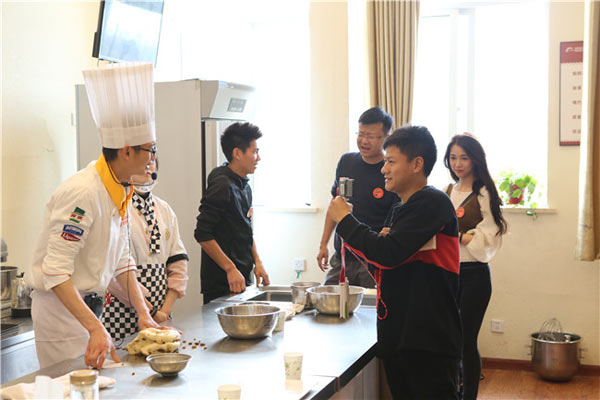 �������