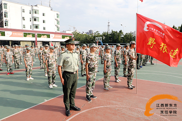 新生軍訓(xùn)進(jìn)場