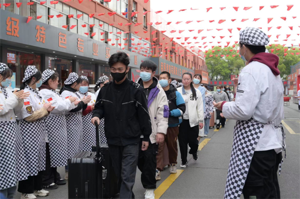 <a href=http://www.8881133.com target=_blank class=infotextkey>江西新東方烹飪學(xué)校</a>畢業(yè)歡送會.jpg