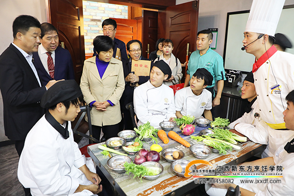 山西省呂梁市教育考察組領導來我院參觀西餐教室