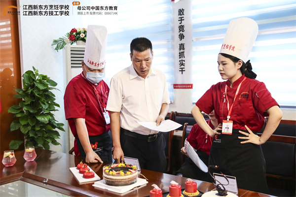 <a href=http://www.8881133.com target=_blank class=infotextkey>江西新東方烹飪學(xué)校</a>西點(diǎn)教師技能大比武.jpg