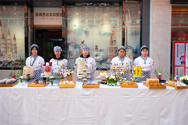 <a href=http://www.8881133.com target=_blank class=infotextkey>江西新東方烹飪學(xué)校</a>西點(diǎn).jpg