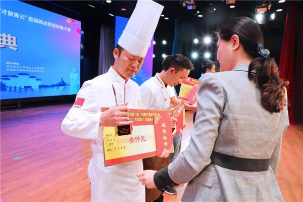 <a href=http://www.8881133.com target=_blank class=infotextkey>江西新東方烹飪學(xué)院</a>出席南昌市第六屆“洪城杯”職業(yè)技能大賽.jpg